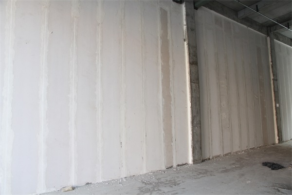 3用蒸压砂加气混凝土板材拼装的内墙.jpg